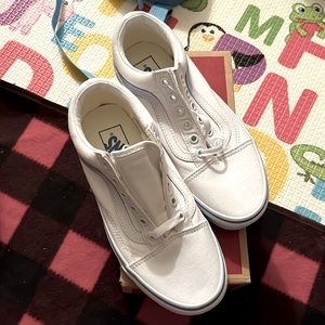 Brand New old Skool white with blue lining